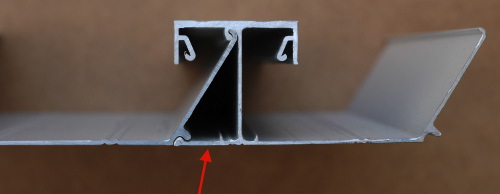 Deux profils en aluminium
