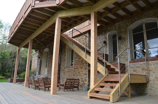 La structure de la terrasse en bois