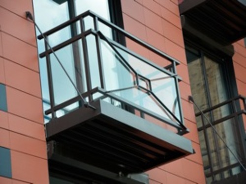 Exemple de balcon dsolidaris fix avec des "haubans"