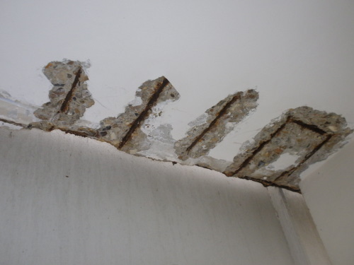 Exemple de balcon dégradé : le ferraillage a gonflé et fait éclater le béton